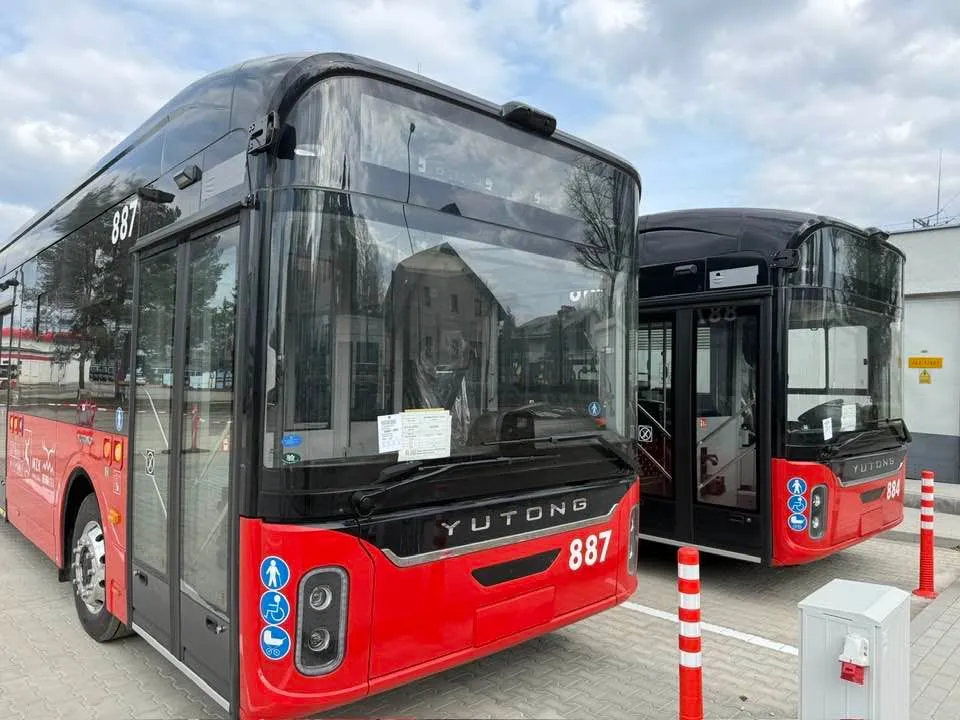 Autobus MZK Jelenia Góra na przystanku