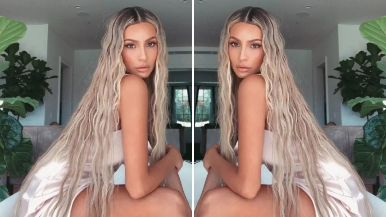 Kobieta z długimi, falowanymi włosami w odcieniu blondu. Jej fryzura fale włosy średnie podkreśla jej urodę.