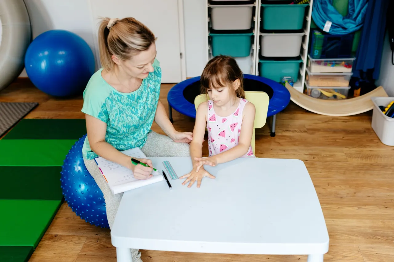terapeuta integracji sensorycznej z dzieckiem podczas diagnozy