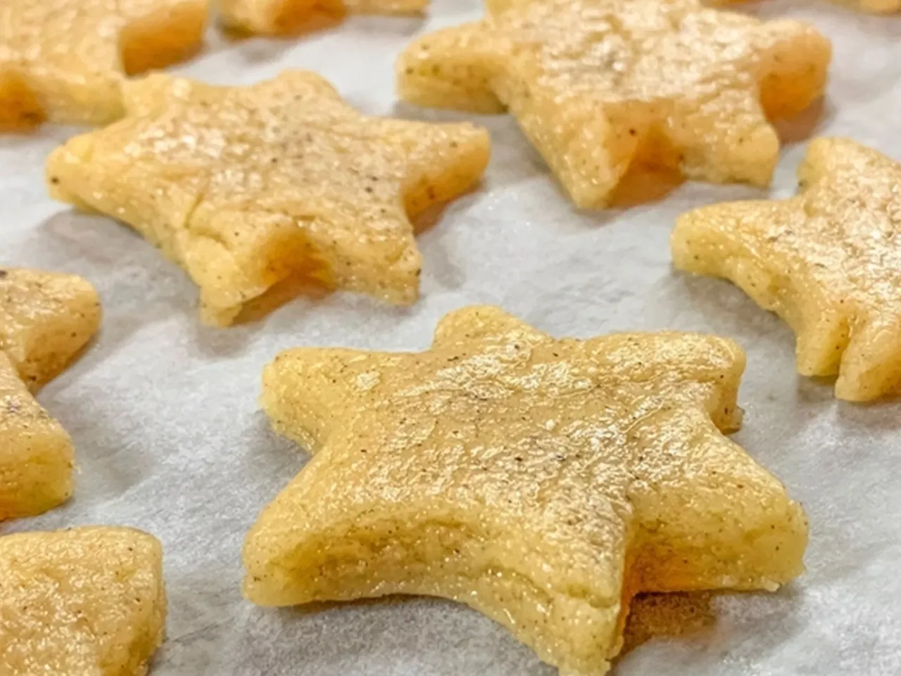 Uśmiechnięta osoba piekąca ciastka w kuchni