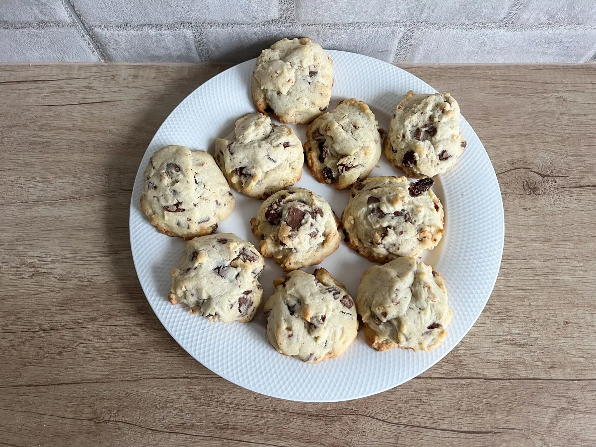 surowe ciastka pieguski w kulkach na tacy do mrożenia