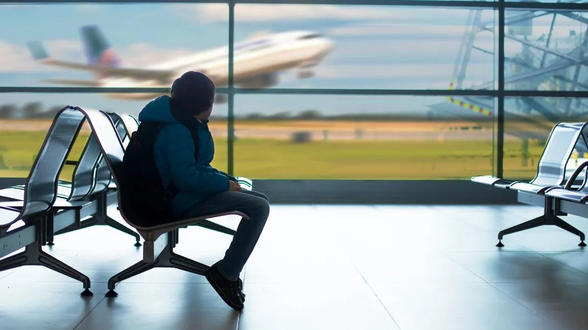 rodzina podr&oacute;żująca z dzieckiem lotnisko