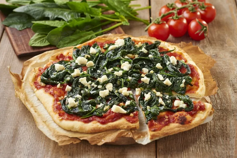 pizza wegetariańska z brokułami i szpinakiem