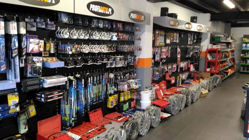 sklep motoryzacyjny wnętrze półki