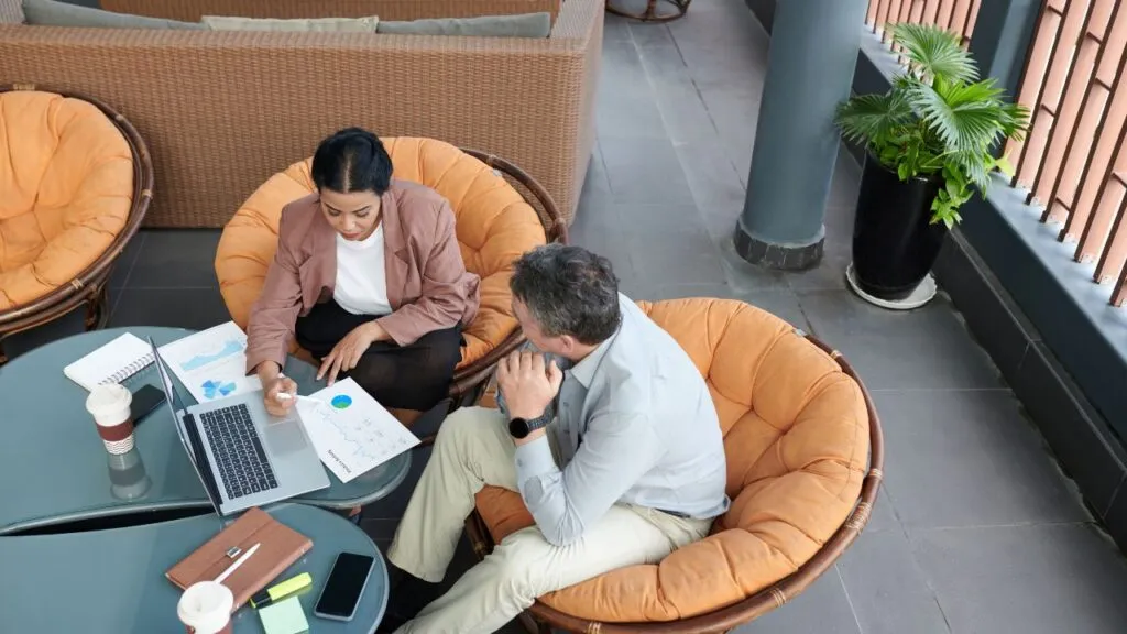 ludzie rozmawiający głęboko przy kawie