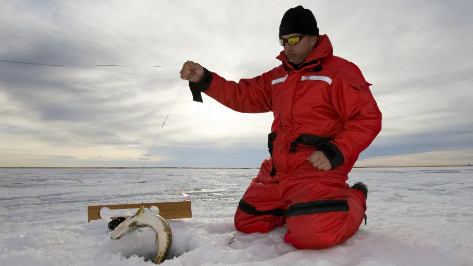 wędkarz zimowy ubi&oacute;r bezpieczeństwo