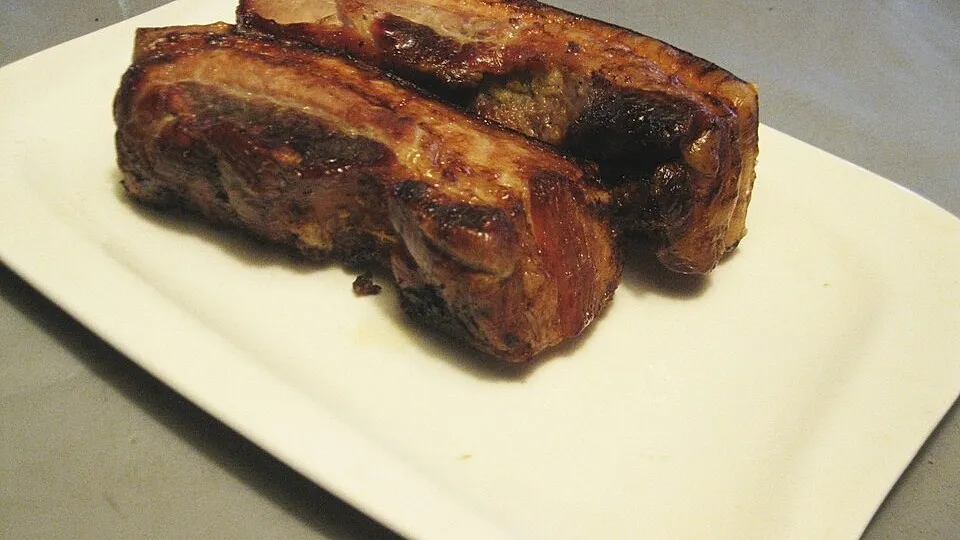 Zdjęcie Wie lange muss geräucherter Schweinebauch kochen, um perfekt zu werden?