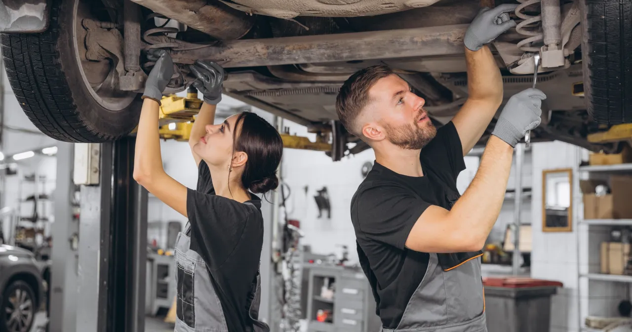 warsztat samochodowy wnętrze, mechanik przy pracy