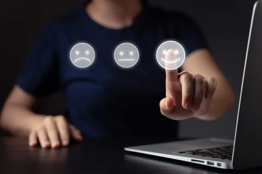 Osoba sprawdzająca opinie o hotelu na smartfonie