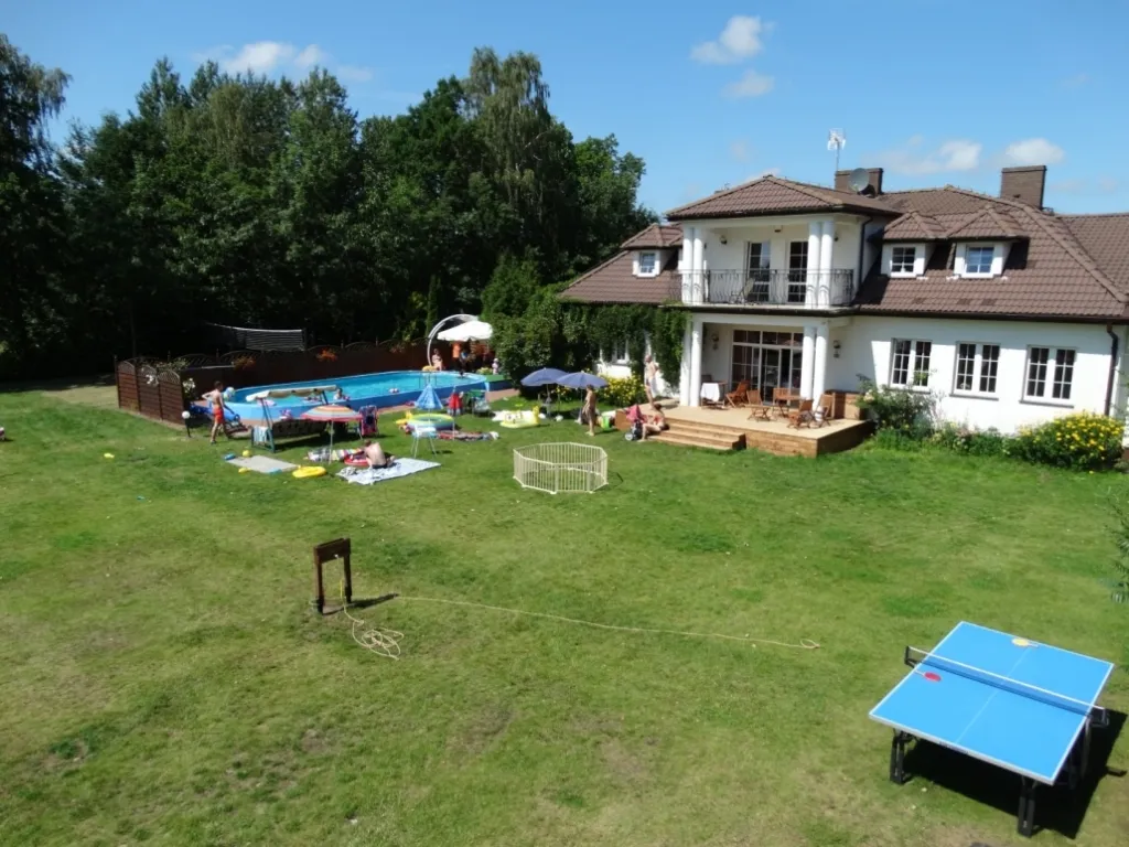 Leśny Dworek Winnica atrakcje basen kort tenisowy