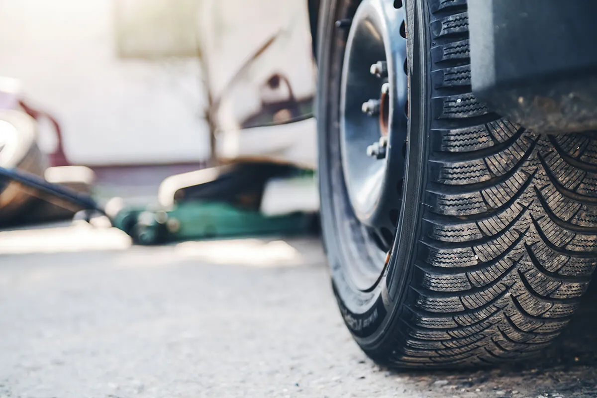 opona z naciągiem vs opona prawidłowo dopasowana