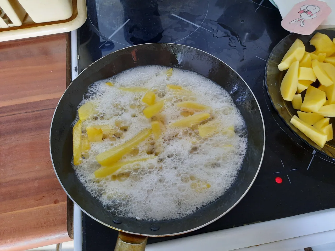 pieniący się olej we frytkownicy