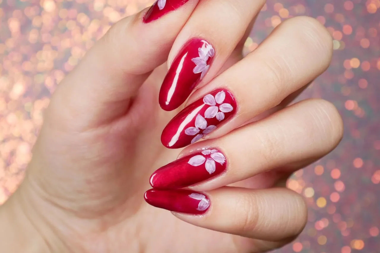 Kwiaty malowane pędzelkiem na paznokciach