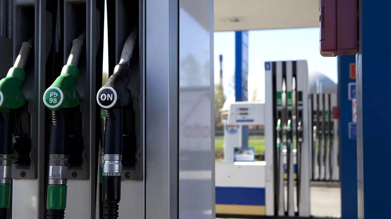 Pistolety na stacji paliw. Zastanawiasz się, jakie paliwo do Toyoty Auris Hybrid? Tu znajdziesz odpowiedź.