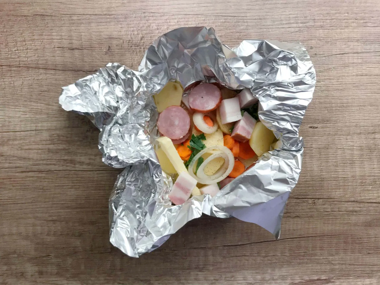 Ziemniaki w ognisku w folii i bez