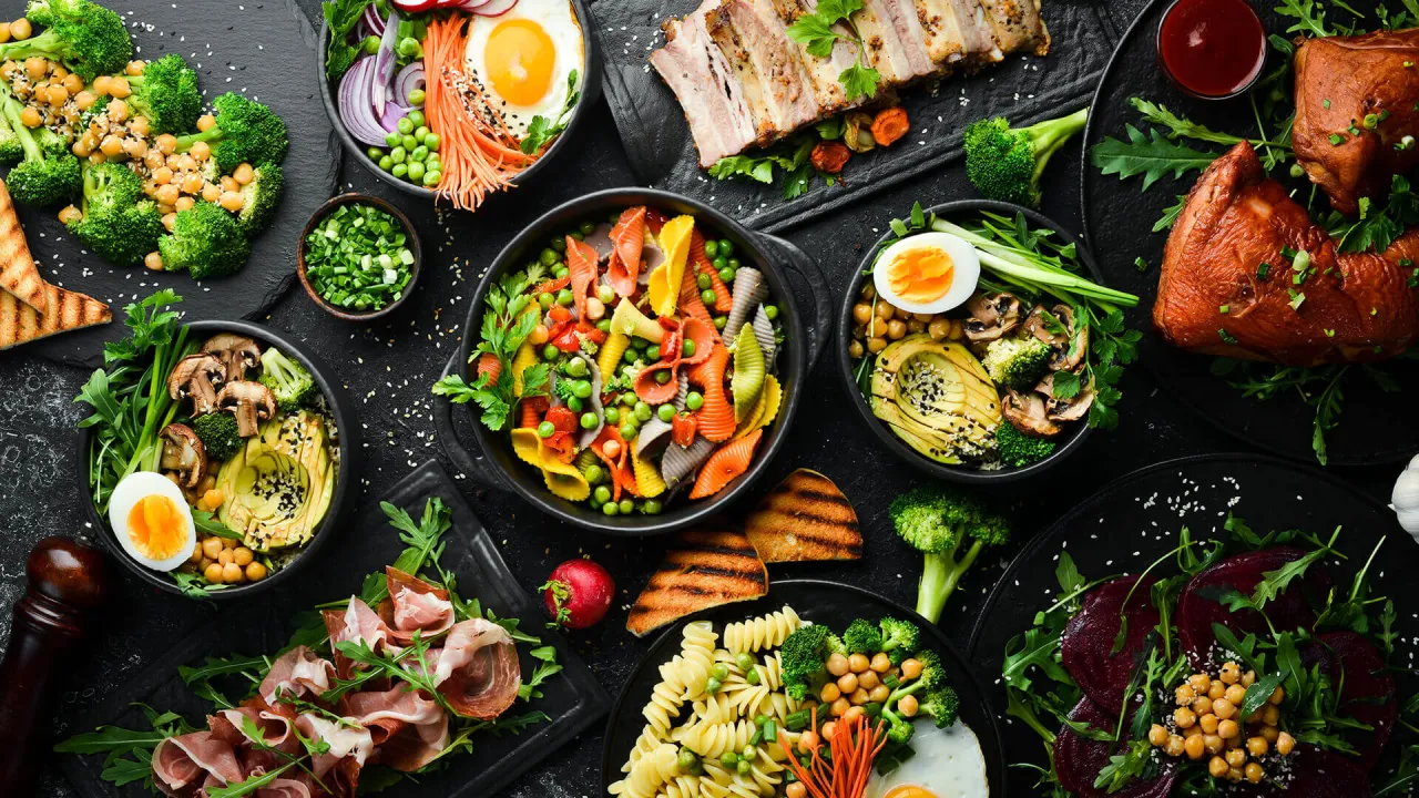 różnorodność diet pudełkowych, przykłady posiłków z różnych diet