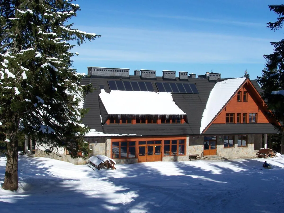 Schronisko PTTK Markowe Szczawiny zimą