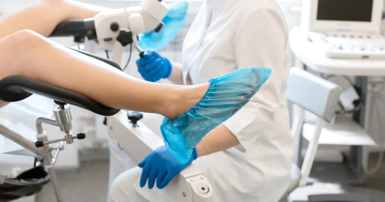 kobieta przed badaniem ginekologicznym niepokój