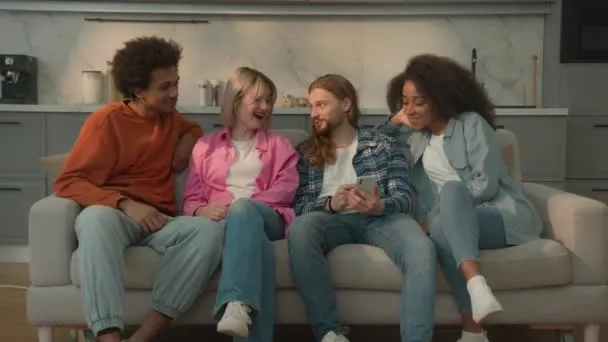 Para rozmawiająca na kanapie, bliscy przyjaciele śmieją się razem