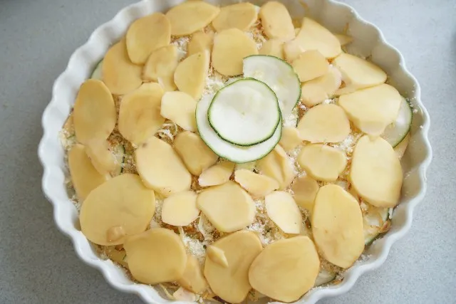 układanie warstw zapiekanki ziemniaczanej