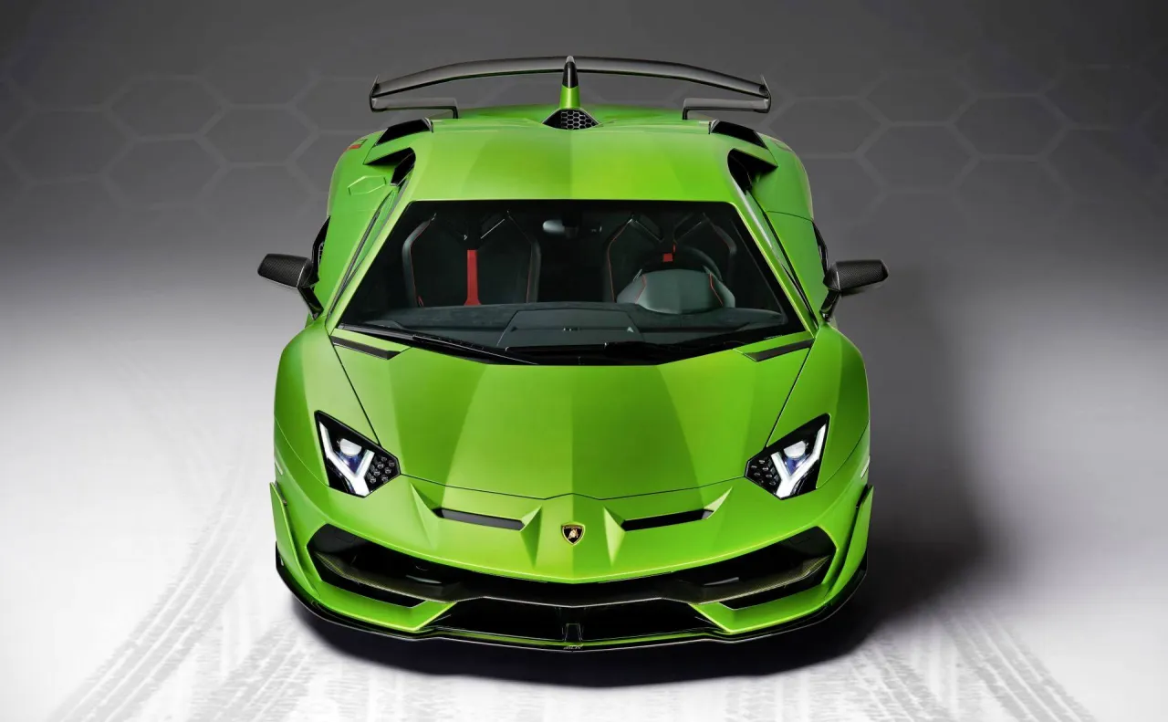 Zielony Lamborghini Aventador z agresywnym spojlerem. Zastanawiasz się, ile pali Lamborghini Aventador? Ten potw&oacute;r z pewnością pochłonie sporo paliwa!