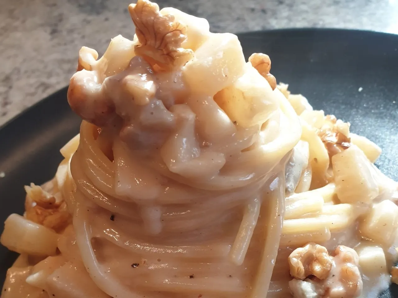 Pasta gorgonzola noci pere speck