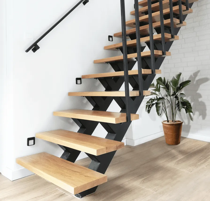 Ażurowe schody metalowe z drewnianymi stopniami