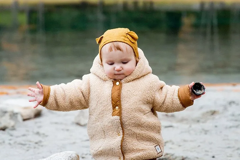 dziecko ubrane na cebulkę zimą