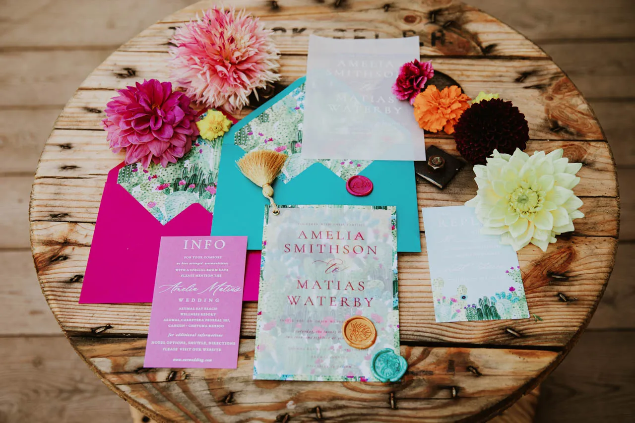 Kolorowe zaproszenia ślubne z motywem kaktusów i kwiatów. Wzory zaproszeń są eleganckie i nowoczesne, idealne na ślub w stylu boho.