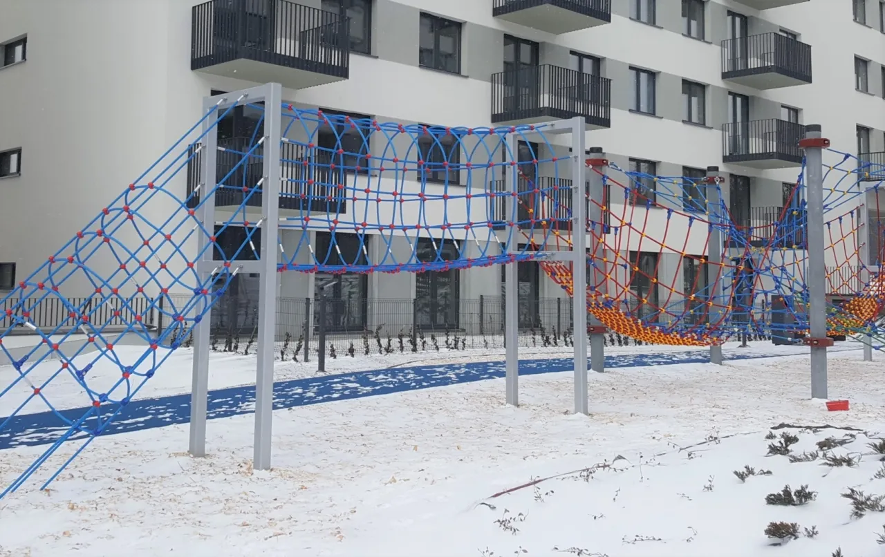 niebezpieczny plac zabaw uszkodzone urządzenia