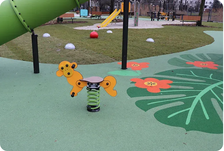 Nowoczesny plac zabaw z bezpieczną nawierzchnią i r&oacute;żnorodnymi urządzeniami