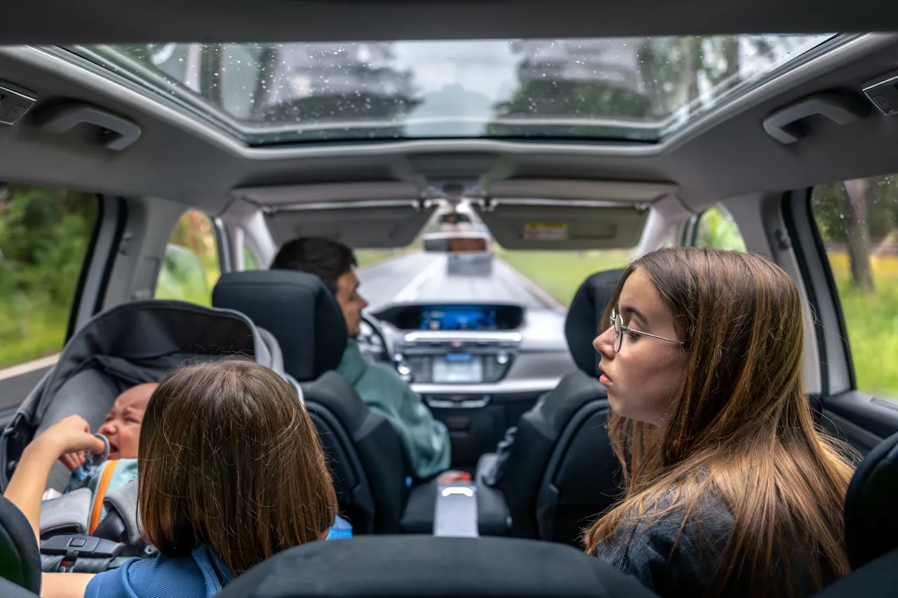 Rodzina w samochodzie z panoramicznym dachem. Rozważasz zakup samochodu na wynajem a koszty?