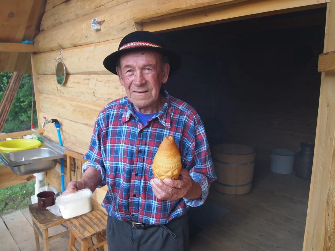 Baca z oscypkami w bacówce