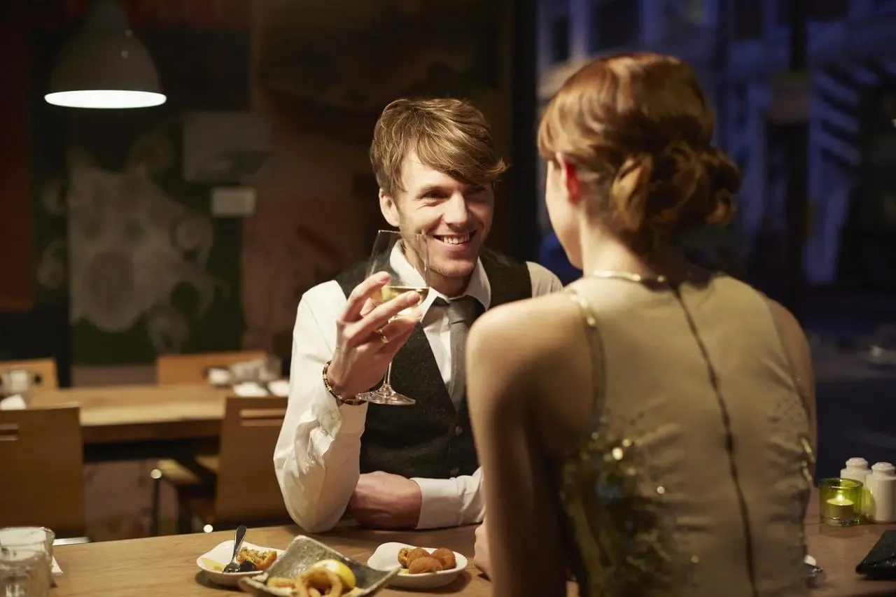 kobieta i mężczyzna na randce różne sytuacje testowanie