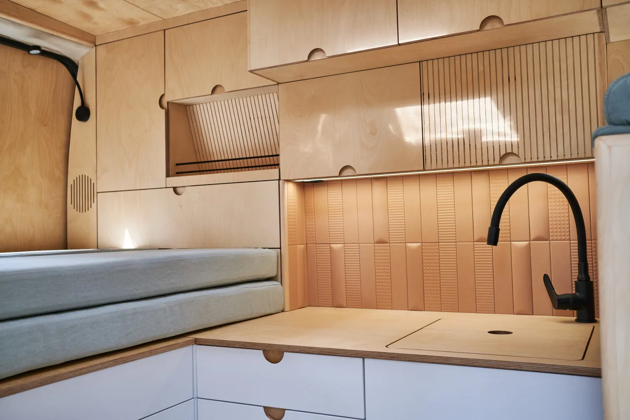 Wnętrze kampera widok og&oacute;lny, aranżacja przestrzeni