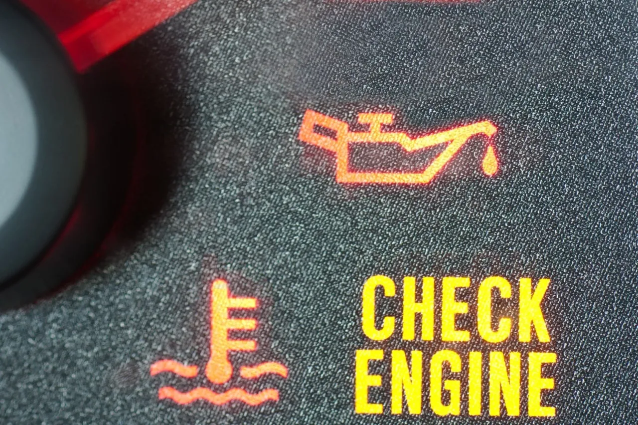 Ż&oacute;łta kontrolka oleju świeci, a obok 