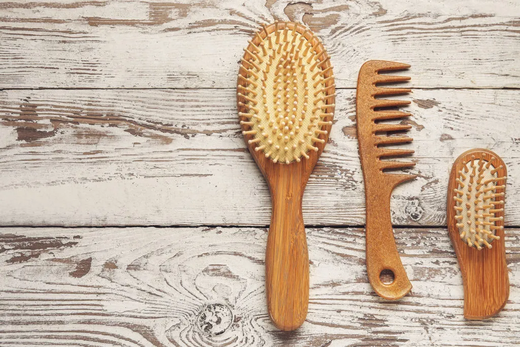 r&oacute;żne metody dezynfekcji szczotek do włos&oacute;w