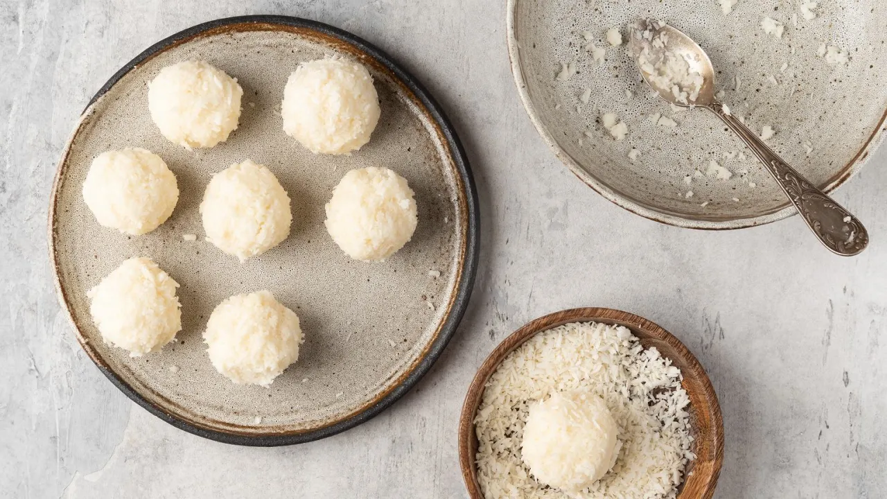 Kulki z kaszy manny w wi&oacute;rkach kokosowych. Idealny pomysł na to, co zrobić z ugotowanej kaszy manny.