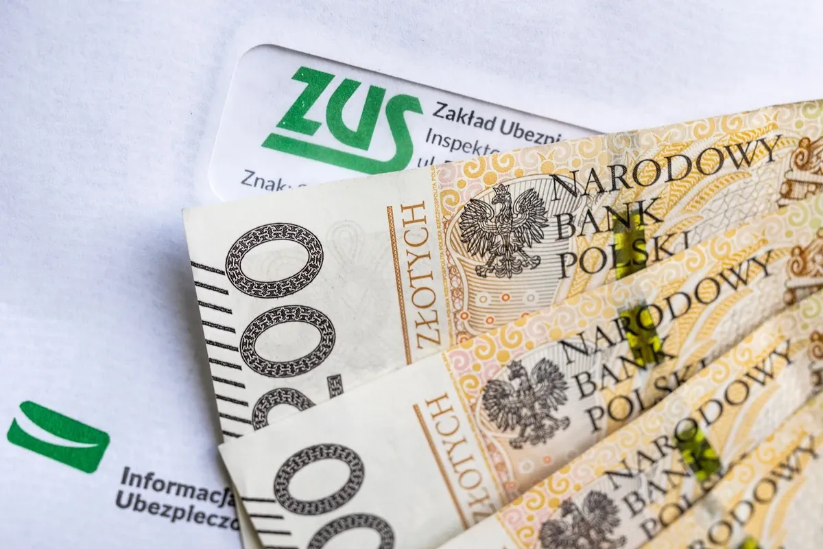 ZUS i polskie banknoty. Czy na depresję można dostać rentę? Pieniądze i dokumenty ZUS sugerują finansowe wsparcie.