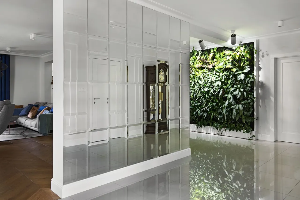 lustro na bocznej ścianie przedpokoju