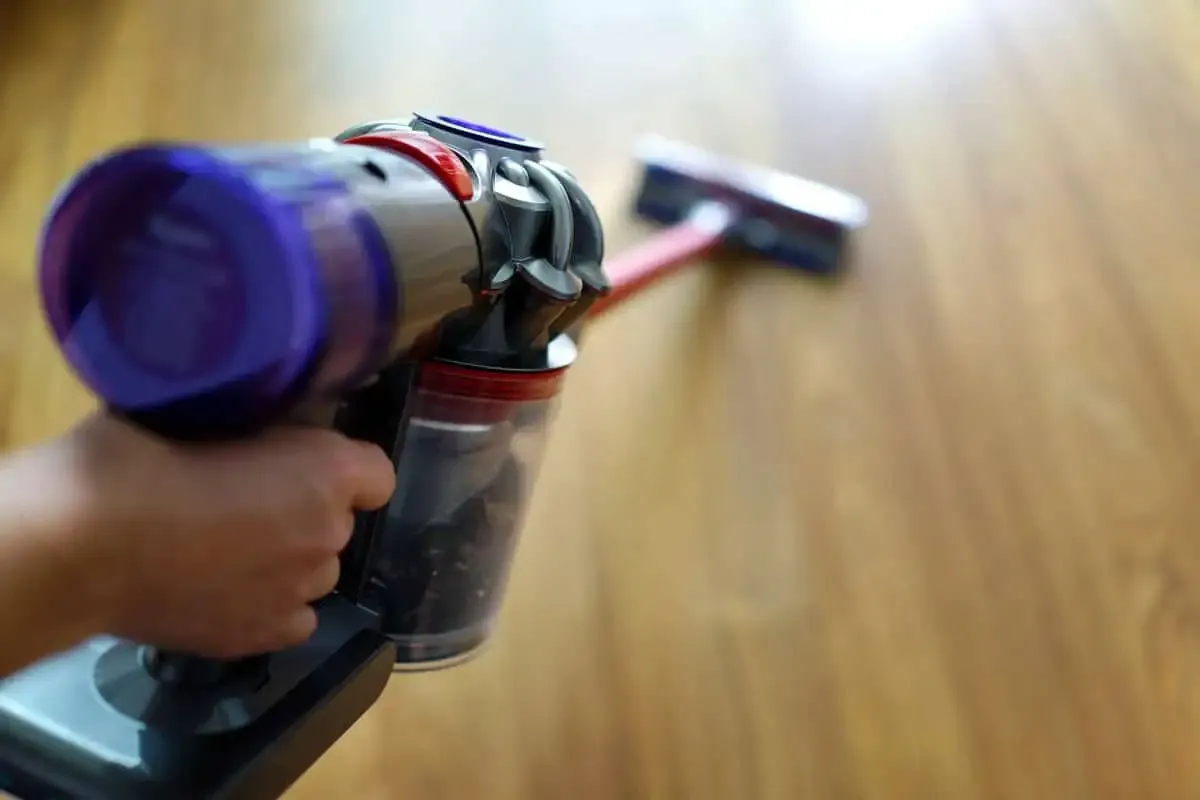 odkurzacz bezprzewodowy w akcji