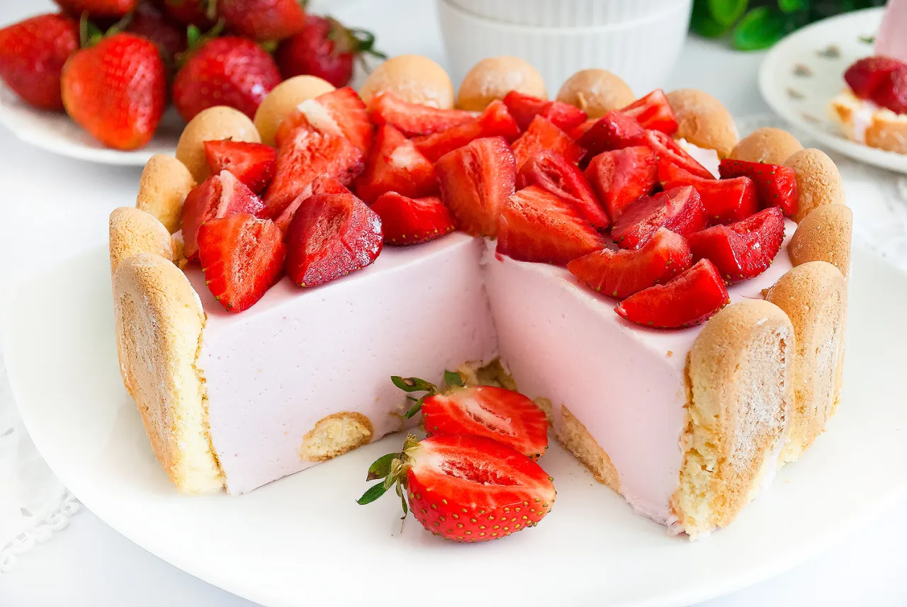 Sernik na zimno z truskawkami i biszkoptami. Idealny na lato, czy wolisz sernik pieczony?