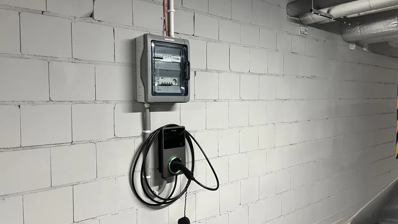 Elektryk sprawdza instalację elektryczną w domu przed montażem wallboxa, bezpieczniki, skrzynka elektryczna