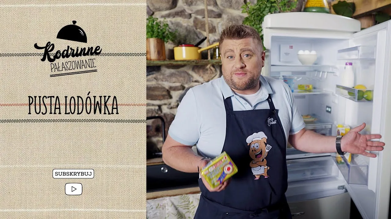 kuchnia z pustą lodówką, osoba zastanawiająca się co ugotować