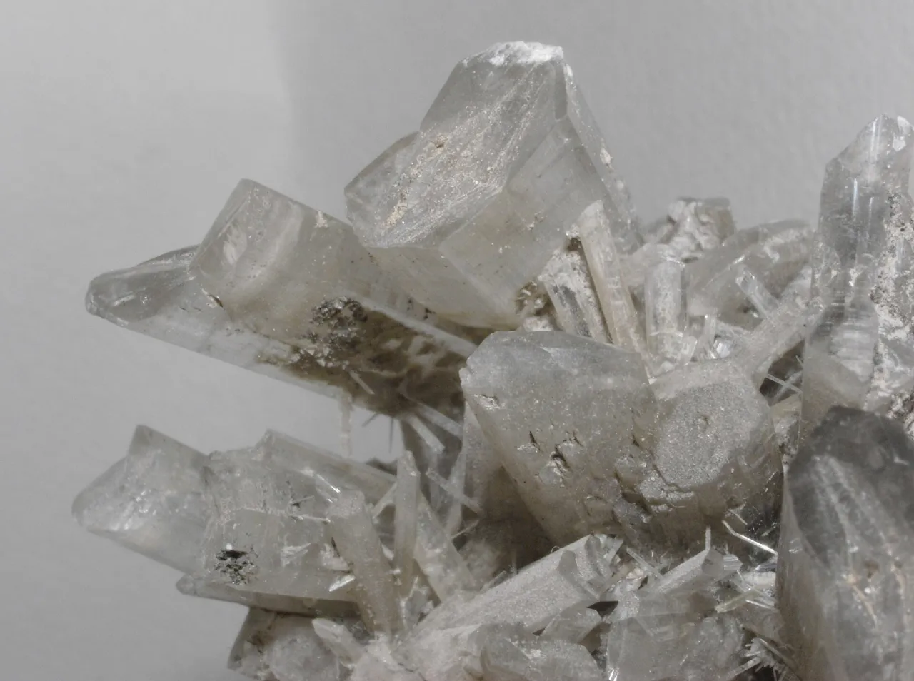 Przezroczyste kryształy gipsu tworzą skupisko przypominające lodowe formacje.