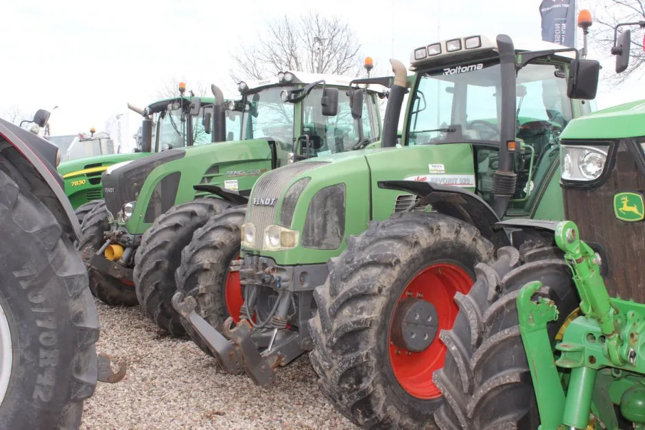 różne typy ciągników rolniczych używanych