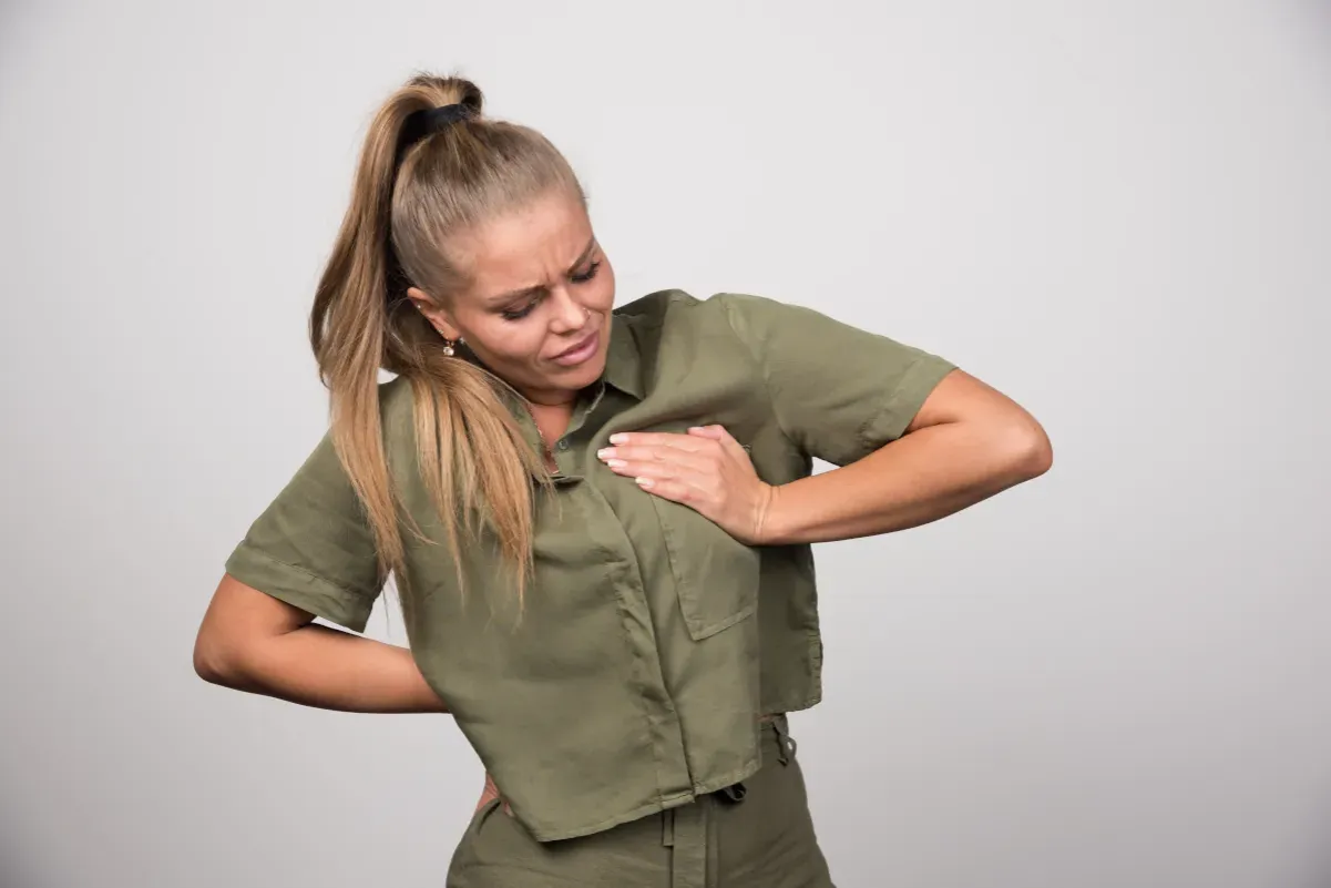 Kobieta z b&oacute;lem piersi, zastanawiająca się