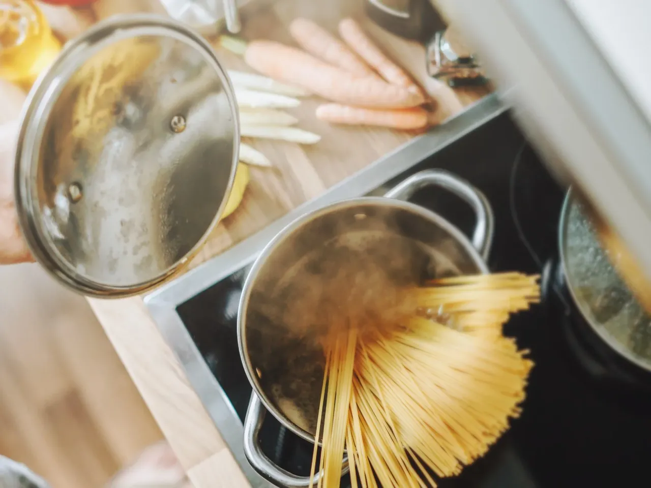 Profesjonalny kucharz gotujący makaron