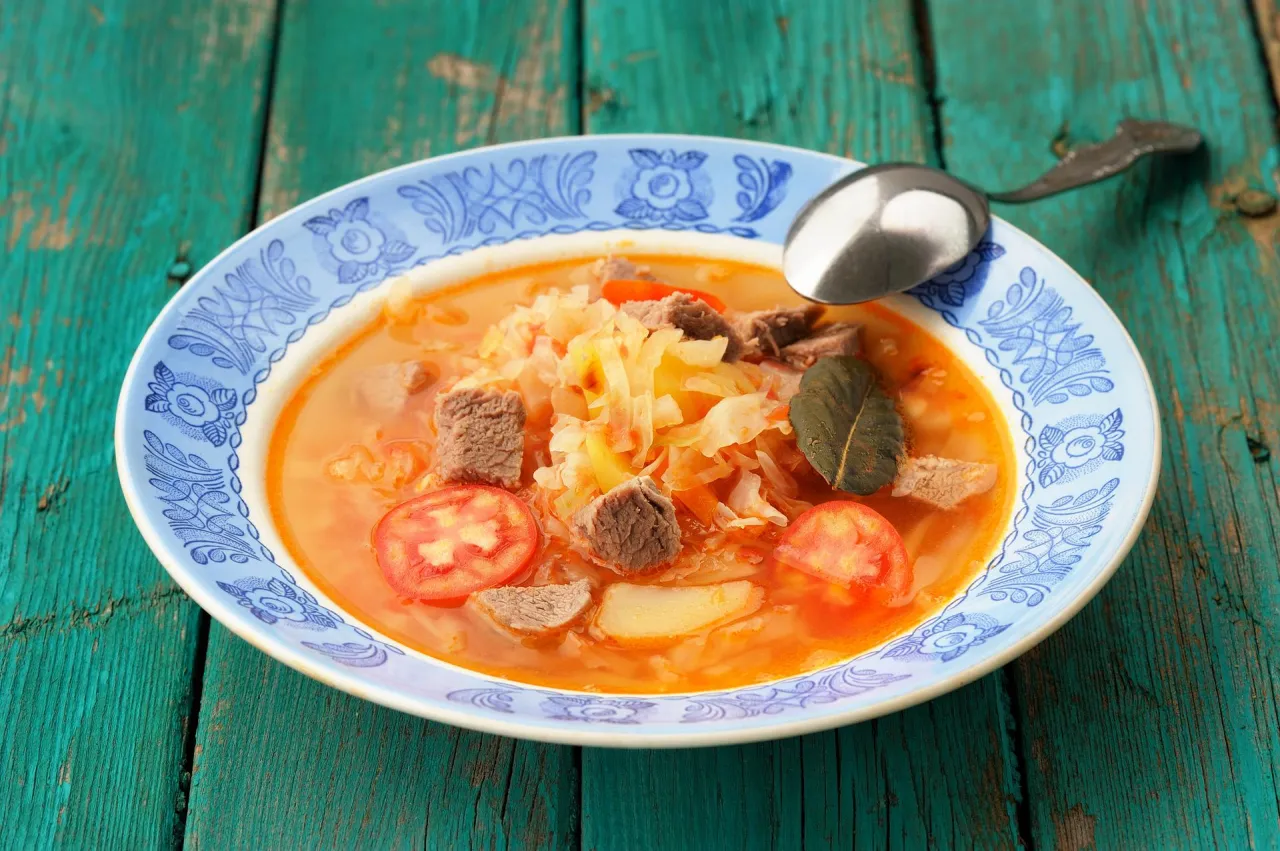 Przepis na kapuśniak z młodej kapusty z pomidorami