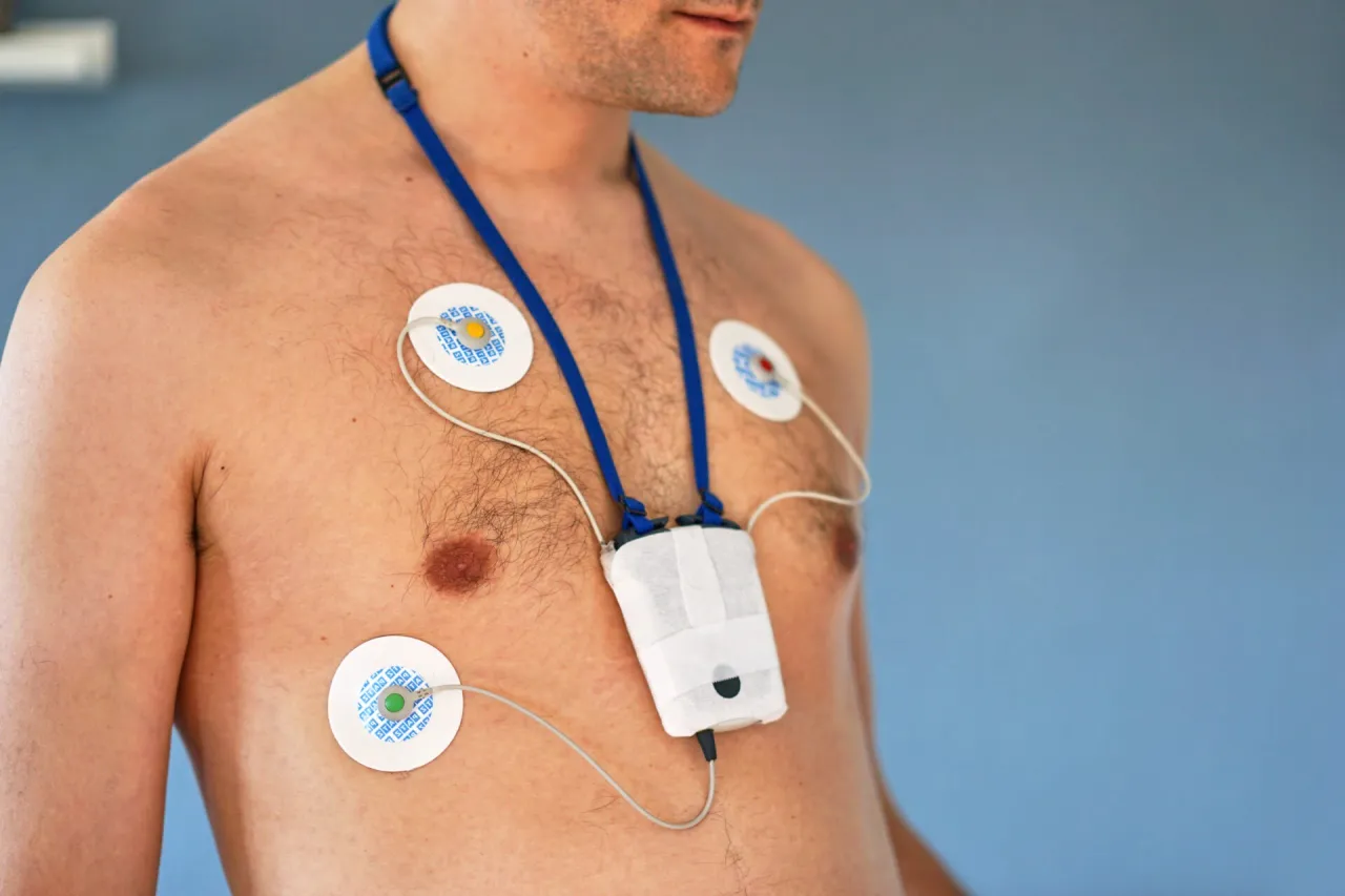 aparat holter ekg na pacjencie